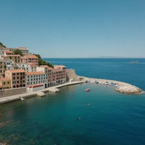 Comment les Hôtels et Airbnbs de Bord de Mer S’Adaptent à la Montée du Tourisme Durable en Méditerranée