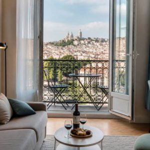 Voyager en train en Europe : les meilleures destinations où choisir entre hôtel, Airbnb et conciergerie pour un séjour réussi